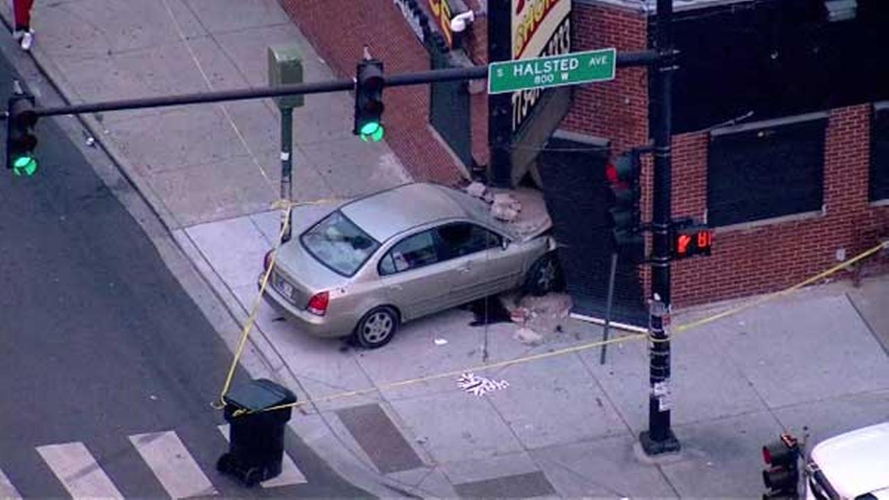 Car crashes into building at 74th, Halsted in Gresham