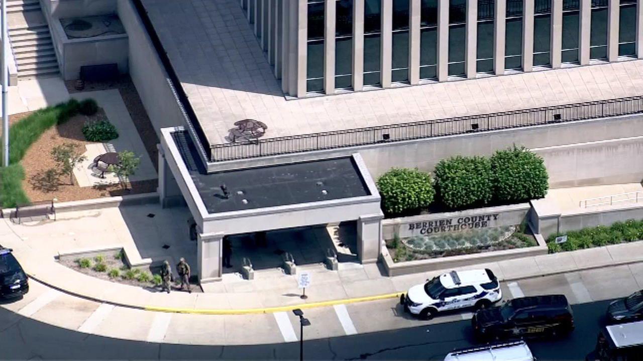 Sheriff: 2 bailiffs, suspect dead in Michigan courthouse shooting