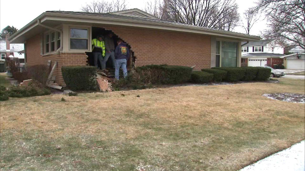 Car crashes into Park Ridge home