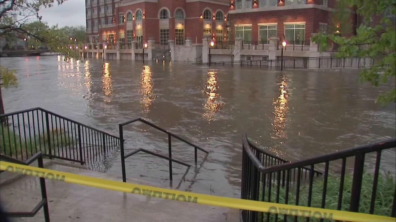 How long will it rain in chicago today