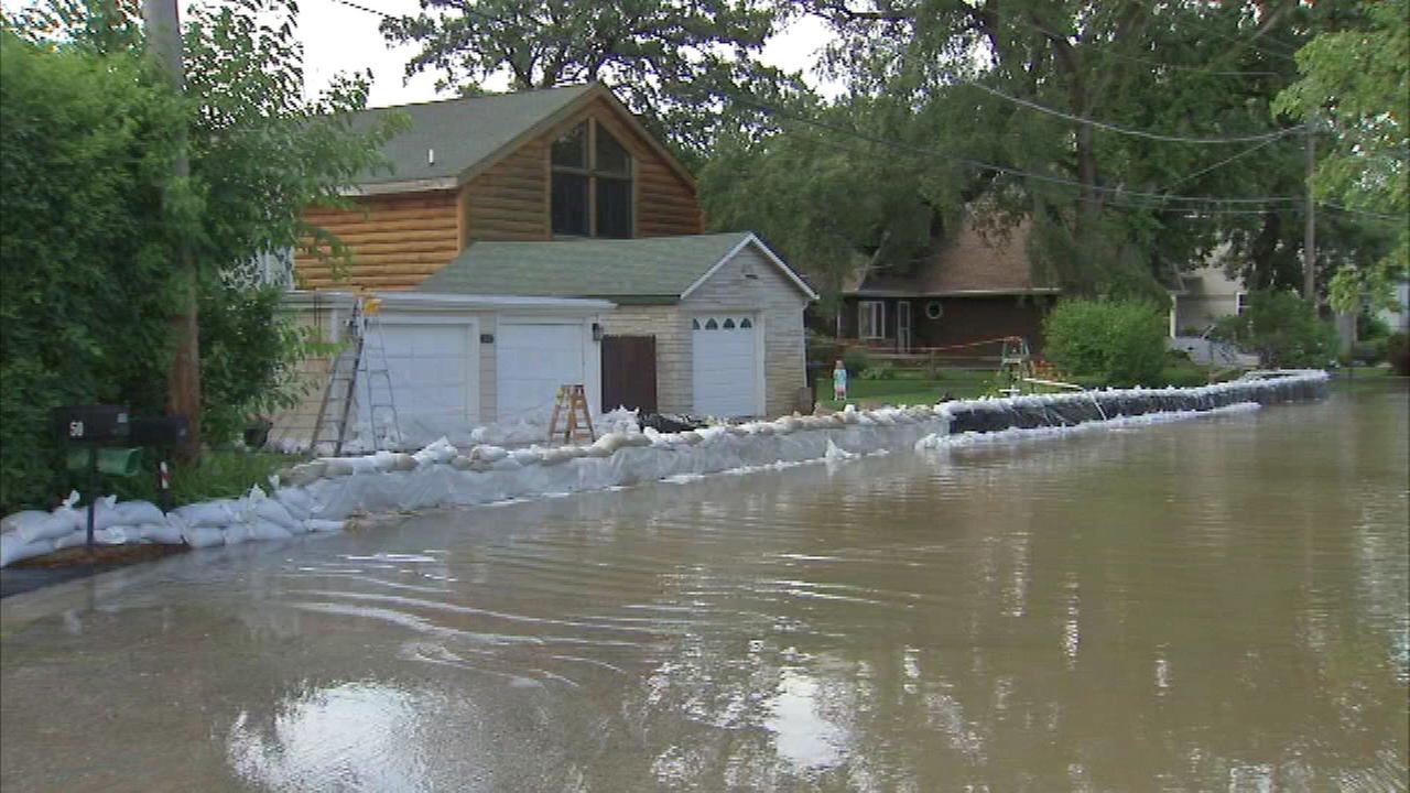 Flood waters continue to rise along Fox River