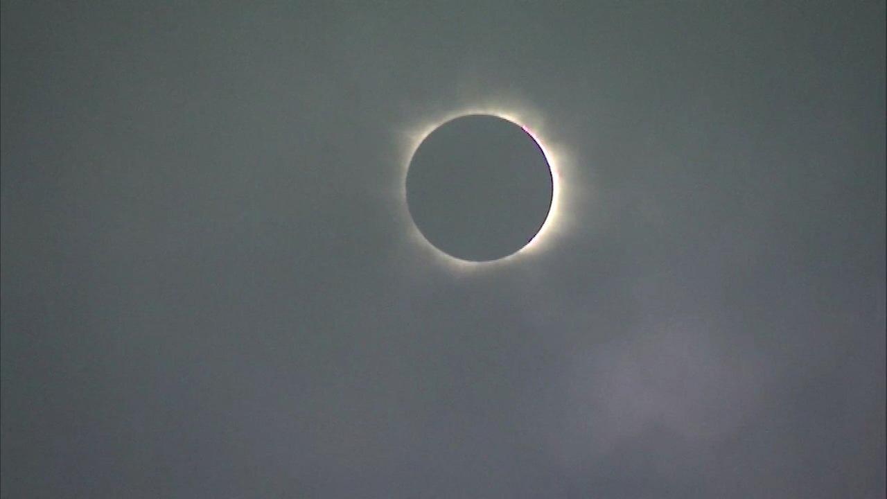 Solar eclipse moves over skies above Chicago, Carbondale
