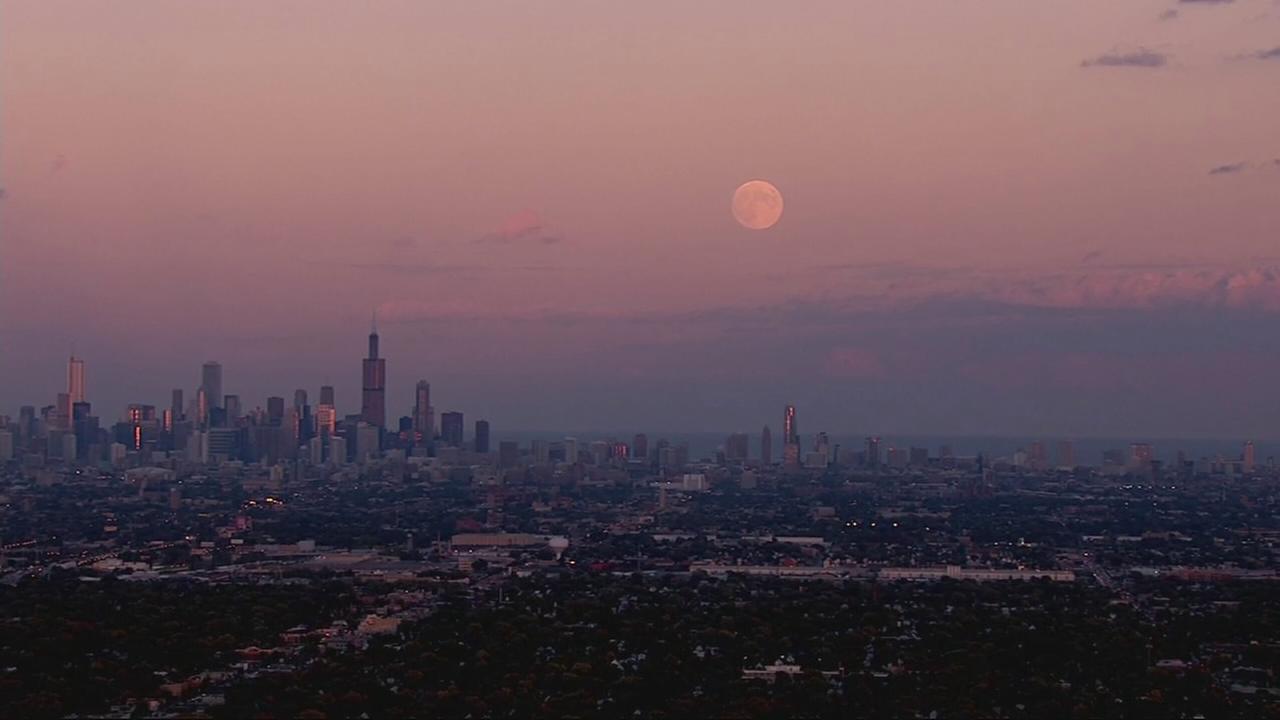 VIDEO A moon over Chicago before a lunar eclipse