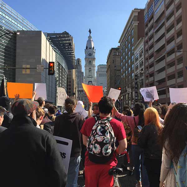 <div class="meta image-caption"><div class="origin-logo origin-image wpvi"><span>WPVI</span></div><span class="caption-text">Large protest approaches City Hall.</span></div>