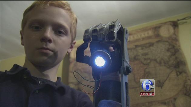  Del. boy creates prosthetic hand with library 3D printer
