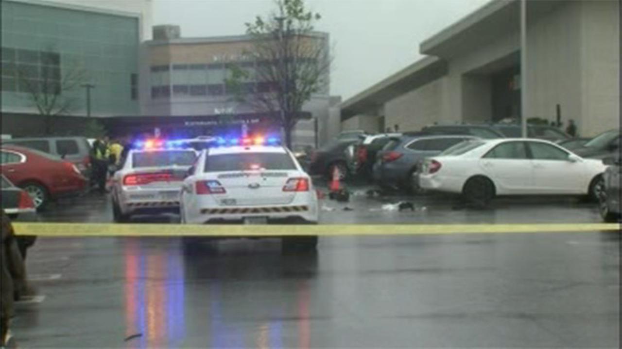 3 shot outside Westfield Montgomery Mall in Bethesda; manhunt for suspect