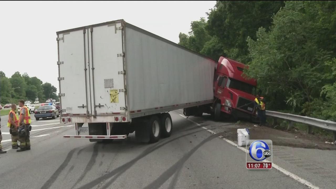 Jackknifed tractortrailer causes traffic jams on I95 SB