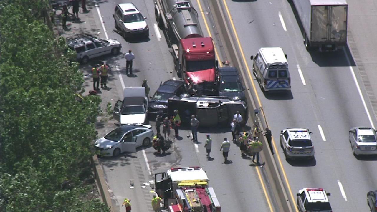 5 injured in 10vehicle crash on Schuylkill Expressway