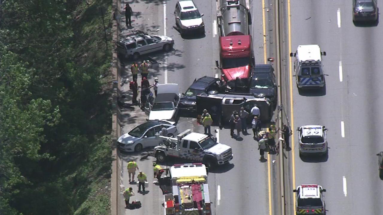 5 injured in 10vehicle crash on Schuylkill Expressway