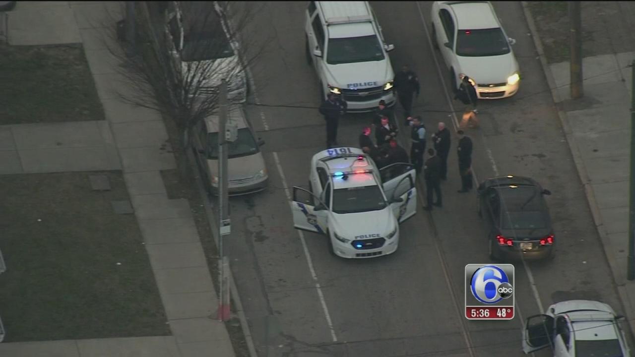 VIDEO: Philadelphia Police chase then carry robbery suspect into custody - 6abc.com