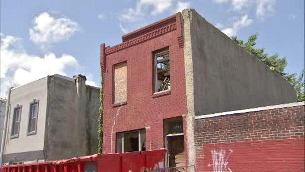 Man falls from roof in South Philadelphia, critically injured