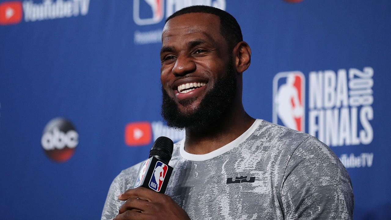 A high-level Philadelphia 76ers contingent is meeting with Le Bron James agent Rich Paul on Sunday in Los Angeles Action News has learned