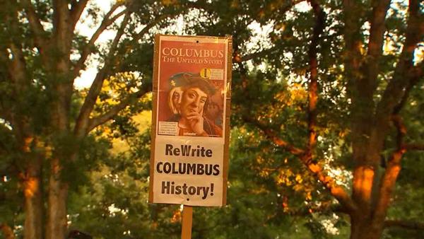 Старейшая статуя Христофору Колумбу в Америке в Балтиморе разбита 082217wtvdocSilentSamprotestimg17