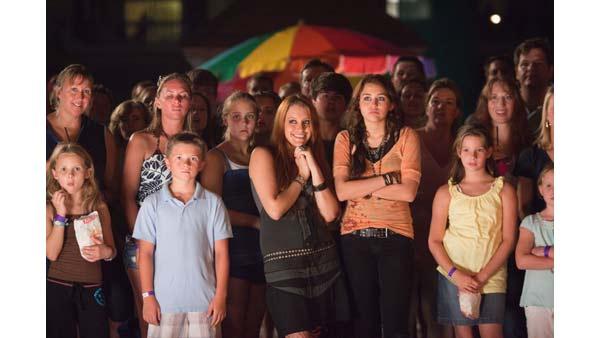 Carly Chaikin and Miley Cyrus in 'The Last Song'