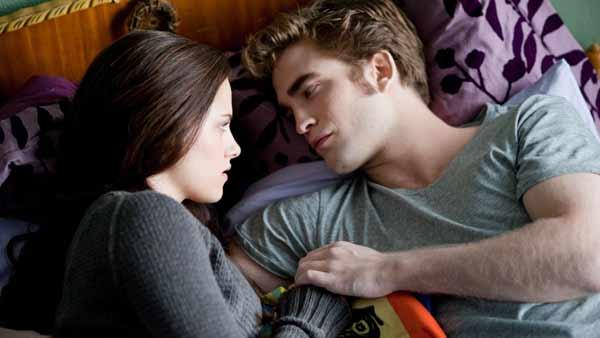 Edward Cullen (Robert Pattinson) and Bella Swan (Kristen Stewart)