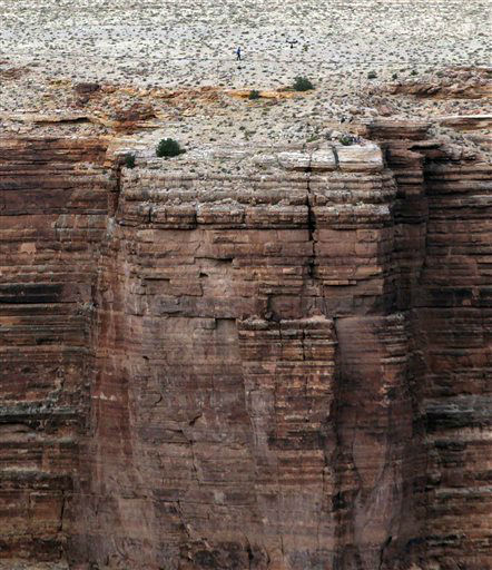 Daredevil Nik Wallenda crosses a tightrope 1,500...