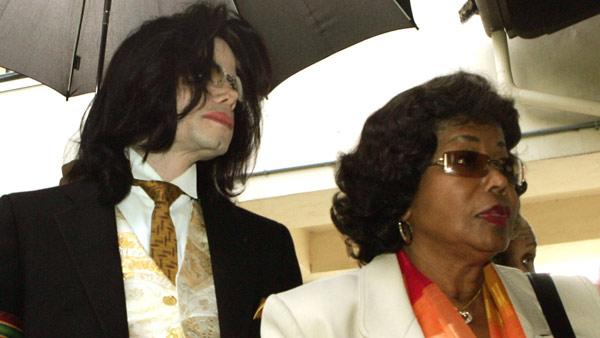 Michael Jackson arrives with his mother Katherine Jackson at Santa Barbara County Courthouse.