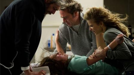 Still of Kyra Sedgwick, Jeffrey Dean Morgan, Matisyahu and Natasha Calis in the 2012 film The Possession.