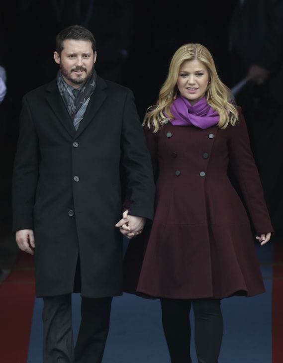 Kelly Clarkson arrives with fiance Brandon...