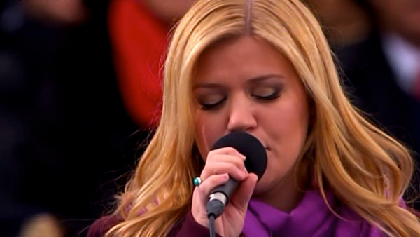 Kelly Clarkson performs 'My Country 'Tis of...