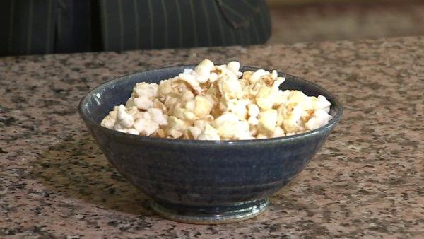 A 200-calorie bowl of popcorn in olive oil can please the crunch crowd.
