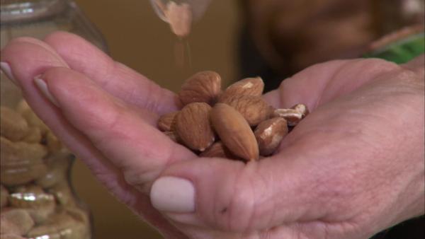 Did you know that walnuts are one of the best sources of serotonin? Walnuts, hazelnuts and almonds can keep you calm. Serotonin is one the brain chemicals known for brightening mood.