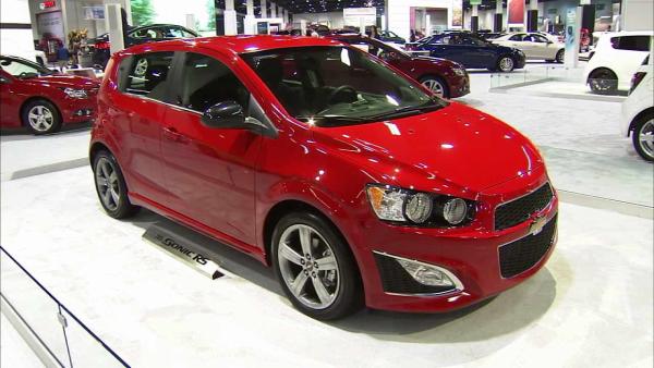 Compacts get close to or more than 40 miles per gallon. Some mid-sizers now easily beat 30 mpg, at least on the highway.