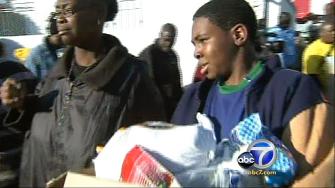 Thousands line up for free Thanksgiving meal