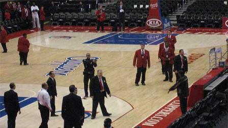 A man with a knife on the arena floor of Staples Center prompted an hour-long standoff with police on Saturday.