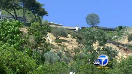 Residents living in the Burbank foothills have been put on alert of a roaming mountain lion in the area.