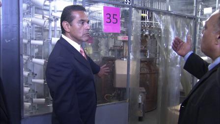 Los Angeles Mayor Antonio Villaraigosa tours the Design Knit textile manufacturing facility on Thursday, Aug. 16, 2012.