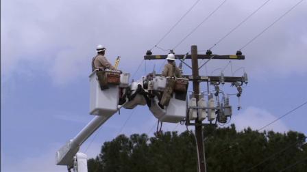 Southern California Edison crews are seen in this file photo.