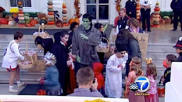 President Barack Obama and first lady Michelle Obama welcomed kids to trick or treat at the White House on Halloween, Sunday, Oct. 31, 2010.