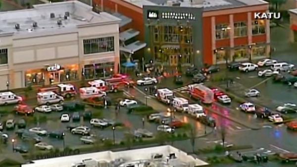 Clackamas Town Center mall shooting: 2 people, suspect dead in ...