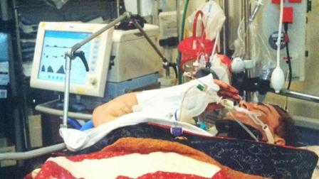 A wounded soldiers labored salute from a hospital room has touched thousands after the photo was posted on Facebook.