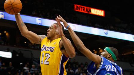 Los Angeles Lakers guard Shannon Brown (12) goes to the basket past Minnesota Timberwolves guard Corey Brewer (22) during the first quarter of an NBA basketball game in Minneapolis, Friday, April 9, 2010.