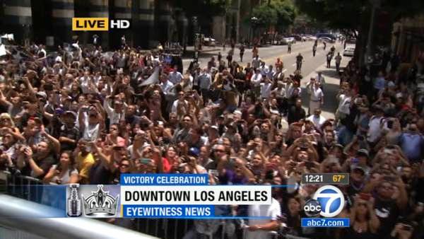 Los Angeles Kings fans cheer during a parade celebrating the team's NHL hockey Stanley Cup championship in Los Angeles, Thursday, June 14, 2012.