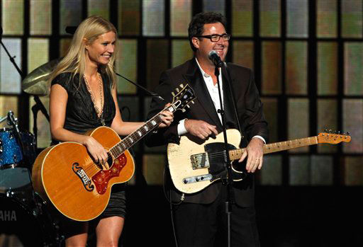 Gwyneth Paltrow and Vince Gill perform at the 44th Annual Country Music Awards in Nashville, Tenn. Wednesday, Nov. 10, 2010.