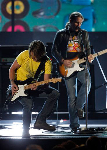 Keith Urban performs at the 44th Annual Country...