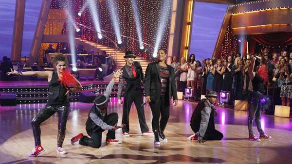 Queen Latifah performs on 'Dancing With the Stars: The Results Show,' Oct. 6, 2009