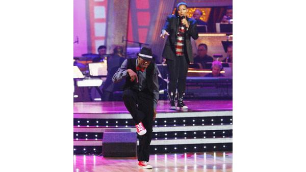Queen Latifah performs on 'Dancing With the Stars: The Results Show,' Oct. 6, 2009