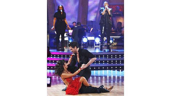 Queen Latifah performs with Cheryl Burke, Maksim Chmerkovskiy on 'Dancing With the Stars: The Results Show,' Oct. 6, 2009