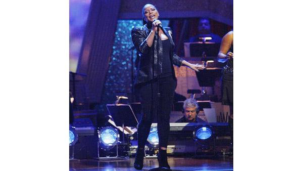 Queen Latifah performs on 'Dancing With the Stars: The Results Show,' Oct. 6, 2009