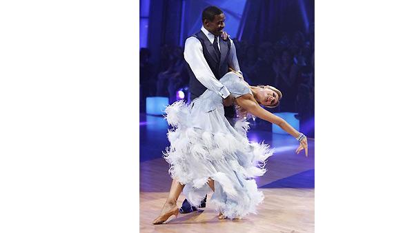 Michael Irvin and Anna Demidova perform during 'Dancing With the Stars,' October 26, 2009