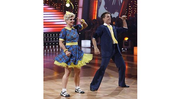 Kelly Osbourne and Louis Van Amstel perform during 'Dancing With the Stars,' October 26, 2009
