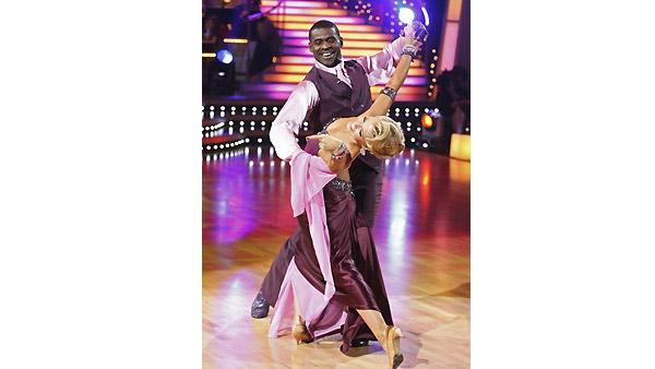 Michael Irvin and Anna Demidova perform during 'Dancing With the Stars,' Monday, November 2, 2009