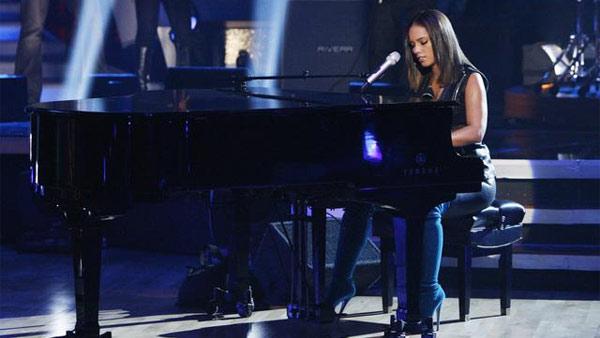 Singer Alicia Keys performed on 'Dancing With the Stars: The Results Show,' November 17, 2009