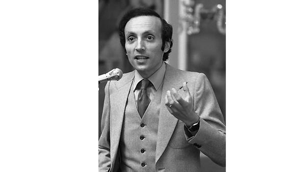 Erich Segal speaks at a press conference at the book fair in Frankfurt, October 13, 1980.
