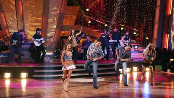 Reba McEntire performs and is accompanied by pros Val Chmerkovskiy, Maks Chmerkovskiy, Snejana Petrova and Edyta Sliwinska.