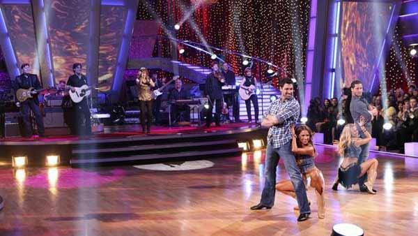 Reba McEntire performs and is accompanied by pros Val Chmerkovskiy, Maks Chmerkovskiy, Snejana Petrova and Edyta Sliwinska.